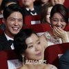 Selain Song Song couple, pasangan drama lainnya yang reunian di Baeksang adalah Park Bo Gum dan Hyeri Girls Day dari Reply 1988.