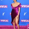 Cardi B tampil glowing dengan wrap dress berwarna ungu. Memilih tatanan rambut pendek ala pixie cut, Cardi jadi mirip Kris Jenner gak sih?