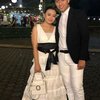 Mereka membuktikan pada netizen Dalam busana formal keduanya juga bisa tampil kompak. Tema hitam-putih yang mereka gunakan menambah keserasian couple ini. 