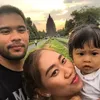 Potret Perdana Pesepak Bola Bareng Istri