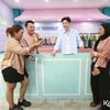 Prince Bikin Minuman untuk Fans