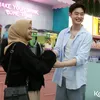 Prince Bikin Minuman untuk Fans