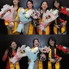 Bilqis bareng teman-teman di acara wisuda