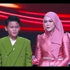 Bintang pakai jas hijau