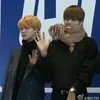 idol with large hand