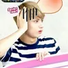 idol with large hand