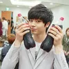 idol with large hand