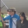 Potret Jackie Chan Menolak Sopan Saat Dipayungi