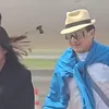 Potret Jackie Chan Menolak Sopan Saat Dipayungi