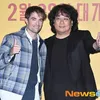 Robert Pattinson Kagumi Bong Joon Ho