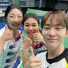 Serasa tak ingin ketinggalan berfoto, Seungkwan SEVENTEEN juga berfoto dengan pasangan ganda dari Kim So Yeong dan Kong Hee Yong. Ganda putri Korea ini baru saja menjuarai World Tour Finals 2021 loh KLovers!