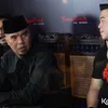 Ahmad Dhani melihat orang di sebelahnya