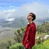 Bo Yuan berpose dengan pemandangan di Gunung Bromo