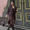 Boiyen Pakai Baju Coklat