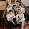 BTS pose di tangga