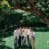 BTS pose dengan latar halaman hijau