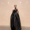 Luna Maya Anggun Pakai Gaun Hitam