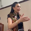 Nikita Mirzani pakai batik
