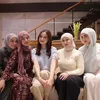 Geng Mamayu foto bareng di sofa