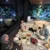 Geng Mamayu duduk di aras karpet