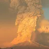 Gunung Calbuco di Chile meletus