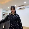 Fuji pakai baju hitam polkadot