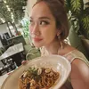 Bunga Citra Lestari asyik makan