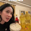 Bunga Zainal membawa kue kering