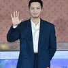 Byun Yohan mengangkat tangan