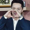 Byun Yohan membuat heart sign