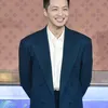 Byun Yohan tersenyum manis