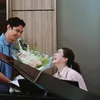 Caesar Hito berikan bunga