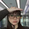 Caitlin Halderman pakai kacamata