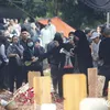 Para pelayat di makam Vidi
