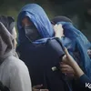 Sheila Dara menangis di makam Vidi