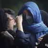 Sheila Dara mengusap air mata di makam Vidi