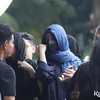 Sheila Dara pakai masker dan kerudung