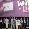 Cast 'A Little White Lie' berdiri