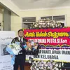 Suami Kesha Ratuliu lulus kuliah