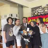 Suami Kesha Ratuliu lulus kuliah