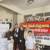 Suami Kesha Ratuliu lulus kuliah