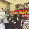 Suami Kesha Ratuliu lulus kuliah