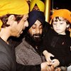 Shahrukh Khan mengajak AbRam ketika promo di Kota Amritsar. Mereka sempat mampir ke Kuil Emas, dan AbRam menurut saja ketika disuapi makanan oleh SRK. Cute!