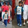 Si imut ini adalah Azad, anak Aamir Khan dan Kiran Rao yang tumben-tumbenan muncul di depan publik. Lucu ya Azad, mirip dengan Aamir apa Kiran nih?