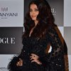 Aishwarya Rai tampil memukau ketika menghadiri acara fashion di Mumbai. Kalau begini, model yang tampil di runway juga kalah cantik ya.