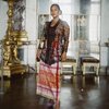 Tara Basro begitu memesona dalam balutan kain dan kebaya khas Indonesia. Gorgeous!