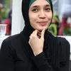 Dhini Aminarti berhijab