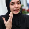 Dhini Aminarti berhijab