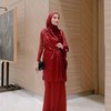 Inspirasi outfit hijab formal nih, berani tampil stand out dengan warna merah menawan. 