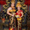 Femmy Permatasari Pakai Baju Adat Bali